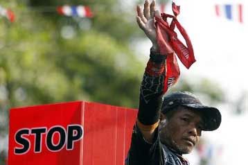 Κλιμάκωση των κινητοποιήσεων ετοιμάζουν οι «κόκκινοι» διαδηλωτές στην Ταϊλάνδη