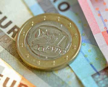 Γερμανός οικονομολόγος απειλεί με προσφυγή κατά της βοήθειας προς την Ελλάδα