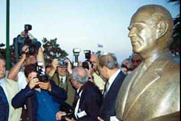 Κόντρα ΥΠΠΟΤ – Δήμου Θεσσαλονίκης για τον ανδριάντα του Κ.Καραμανλή