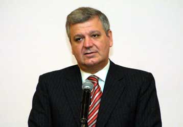 Εμπρηστική επίθεση στο πολιτικό γραφείο του Χρήστου Πρωτόπαπα