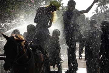 Εκρήξεις σημειώθηκαν κατά τη διάρκεια εορτασμών του βουδιστικού νέου έτους στη Μιανμάρ