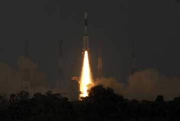 Ινδικός πύραυλος με δορυφόρο συνετρίβη στη θάλασσα