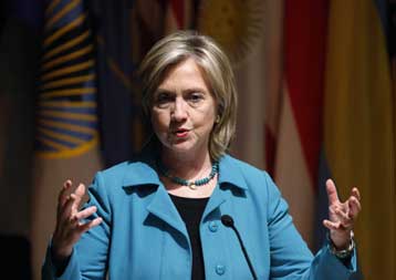 Για την επανέναρξη των ειρηνευτικών συνομιλιών πιέζει η Κλίντον το Ισραήλ