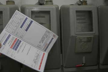 Μειώνουν τη ζήτηση ηλεκτρικού ρεύματος τα νοικοκυριά και οι επιχειρήσεις