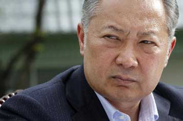 Εμμένουν οι υποστηρικτές του ανατραπέντος προέδρου της Κιργιζίας