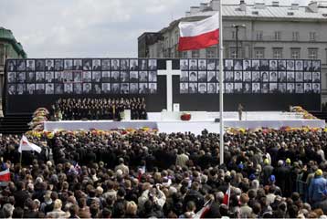 Δεκάδες χιλιάδες Πολωνοί σε τελετή για τα θύματα της αεροπορικής τραγωδίας