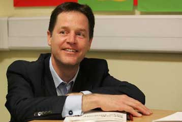 Πρώτοι οι Φιλελεύθεροι Δημοκράτες σε δημοσκόπηση εν όψει εκλογών στη Βρετανία