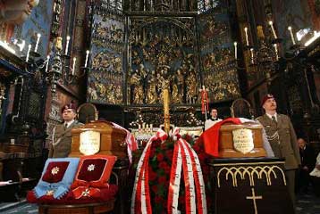 Χιλιάδες κόσμου στην Κρακοβία για την κηδεία του Λεχ Καζίνσκι