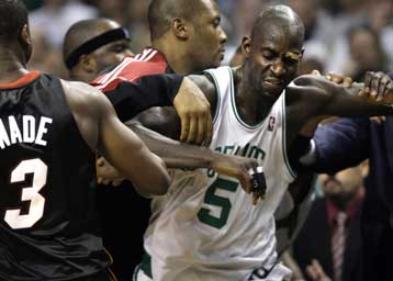 Νίκησαν Καβς, Νάγκετς, Χοκς και Σέλτικς, ξύλο από Γκαρνέτ