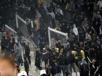 Η ΑΕΚ 2-0 τον Αστέρα, ξύλο στις εξέδρες για τα… μάτια του Σκόκο