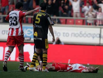 Μετά το… κλάμα και το ξύλο, ο Ολυμπιακός νίκησε 2-1 τον Αρη