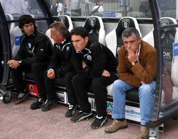 Σφίγγα για την παραμονή του ο Σάντος, απογοητευμένος ο Καραγεωργίου