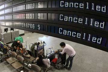 Πέμπτη ημέρα χάους στα αεροδρόμια λόγω της ηφαιστειακής τέφρας