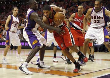 Break από τους Μπλέιζερς, 1-0 για Λέικερς, Ντάλας και Μάτζικ στα πλέι οφ