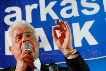 Τηλεφωνική επικοινωνία Δημήτρη Χριστόφια με τον Ντερβίς Έρογλου