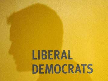 Επιβεβαιώνεται και δημοσκοπικά η άνοδος των Φιλελεύθερων Δημοκρατών στη Βρετανία