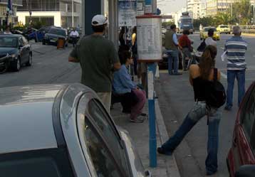 Πρόσκρουση αυτοκινήτου σε στάση λεωφορείου στη Θεσσαλονίκη