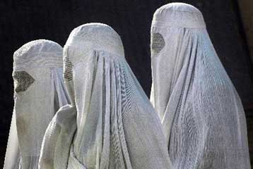 Προχωρά στην κατάθεση νομοσχεδίου για πλήρη απαγόρευση της μπούρκας ο Σαρκοζί