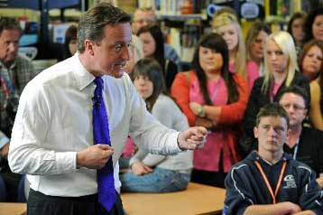 Αυγό πέταξε νεαρός στον ηγέτη των Βρετανών Συντηρητικών Ντέιβιντ Κάμερον