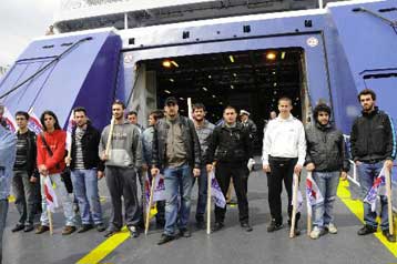 Δεμένα για δεύτερη ημέρα τα πλοία στο λιμάνι του Πειραιά