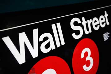 Πτώση στα ευρωπαϊκά χρηματιστήρια την Πέμπτη, μικρή άνοδος τελικά στη Γουόλ Στριτ