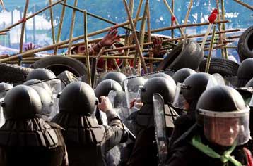 Αντιμέτωποι με εκατοντάδες αστυνομικούς οι «κόκκινοι» διαδηλωτές στην Ταϊλάνδη