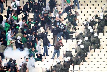 Επεισόδια, προσαγωγές, συλλήψεις και τραυματισμοί αστυνομικών στον τελικό