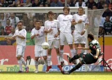 Η Μπάγερν έ«Χ»ασε έδαφος και η Σάλκε την έπιασε στην κορυφή