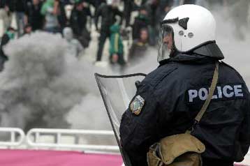 Στον εισαγγελέα οι 34 συλληφθέντες για τα επεισόδια στο ΟΑΚΑ