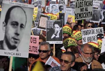 Μεγάλες συγκεντρώσεις σε Ισπανία και Πορτογαλία υπέρ του δικαστή Μπαλτάσαρ Γκαρθόν