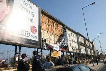 Ξεκίνησε η αποξήλωση παράνομων διαφημιστικών πινακίδων στην Αθήνα