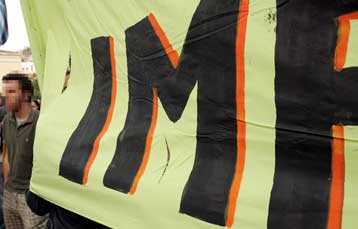 Ευθύνες σε όλους αποδίδουν οι πολίτες την κατάσταση της οικονομίας