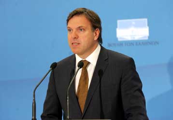 Σκληρή απάντηση της κυβέρνησης στις νέες βολές Σαμαρά για την οικονομία