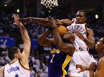 Συντριβή των Λέικερς στην Οκλαχόμα και 2-2 στις νίκες