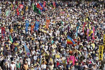 Ογκώδης διαδήλωση στην Ιαπωνία κατά της αμερικανικής βάσης στην Οκινάουα