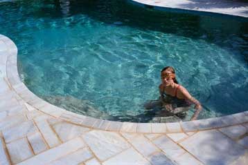 Εξαιρετικές κριτικές συγκεντρώνει στη Βρετανία ο «Κυνόδοντας» του Γ.Λάνθιμου