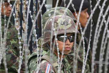 Κυκλοφοριακό χάος όταν οι διαδηλωτές απέκλεισαν το υπέργειο μετρό της Μπανκόκ