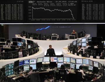 «Βουτιά» στα ευρωπαϊκά χρηματιστήρια μετά τις υποβαθμίσεις