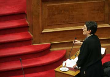 Σύγκρουση κυβέρνησης και ΚΚΕ στη Βουλή για τις κινητοποιήσεις