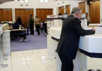 Απολύτως εγγυημένες οι καταθέσεις στις τράπεζες διαβεβαιώνει η κυβέρνηση