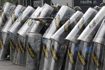 Επεισόδια με έναν νεκρό στρατιώτη και δεκάδες τραυματίες στην Ταϊλάνδη