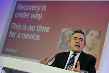 Εξηγήσεις για την οικονομική πολιτική καλούνται να δώσουν τα κόμματα στη Βρετανία