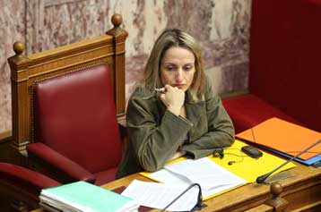 «Μάστιγα» η μεταβίβαση αδειών για τις ΑΠΕ, λέει το υπουργείο Περιβάλλοντος