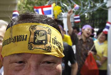 Παρέμβαση του στρατού κατά των «κόκκινων» ζητούν οι «κίτρινοι» διαδηλωτές