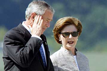 «Ίσως προσπάθησαν να δηλητηριάσουν τον Τζορτζ και μένα» λέει η Λόρα Μπους