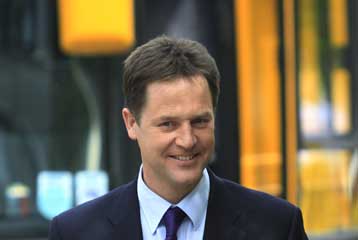 Στο ντιμπέιτ για την οικονομία προσβλέπουν οι τρεις υποψήφιοι στη Βρετανία