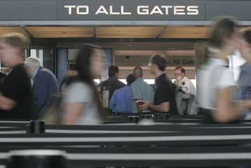 Καταργεί η ΕΕ την απαγόρευση στην μεταφορά υγρών στις χειραποσκευές