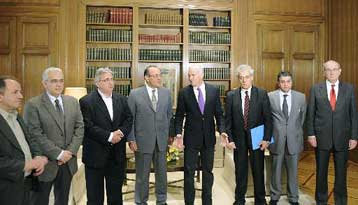 Μέτρα σοκ με αύξηση στα όρια απολύσεων και περικοπές 13ου-14ου μισθού