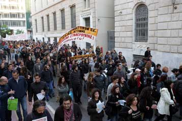 Πορεία στο κέντρο της Αθήνας πραγματοποίησαν ωρομίσθιοι και αναπληρωτές εκαπιδευτικοί