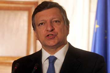 Αποκλείεται το ενδεχόμενο αναδιάρθρωσης του χρέους, λέει ο Μπαρόζο από το Πεκίνο